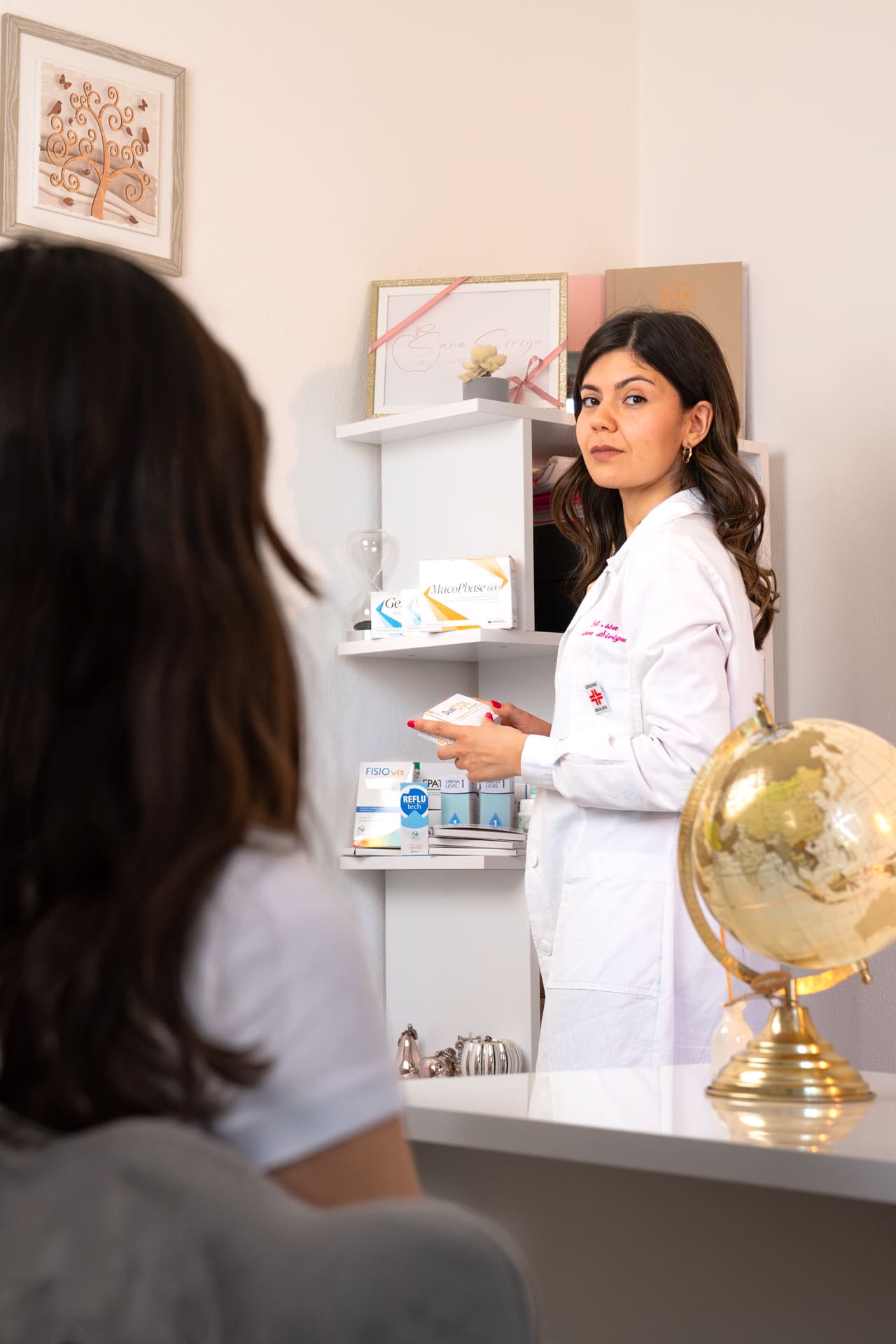 Foto della nutrizionista che sistema dei medicinali